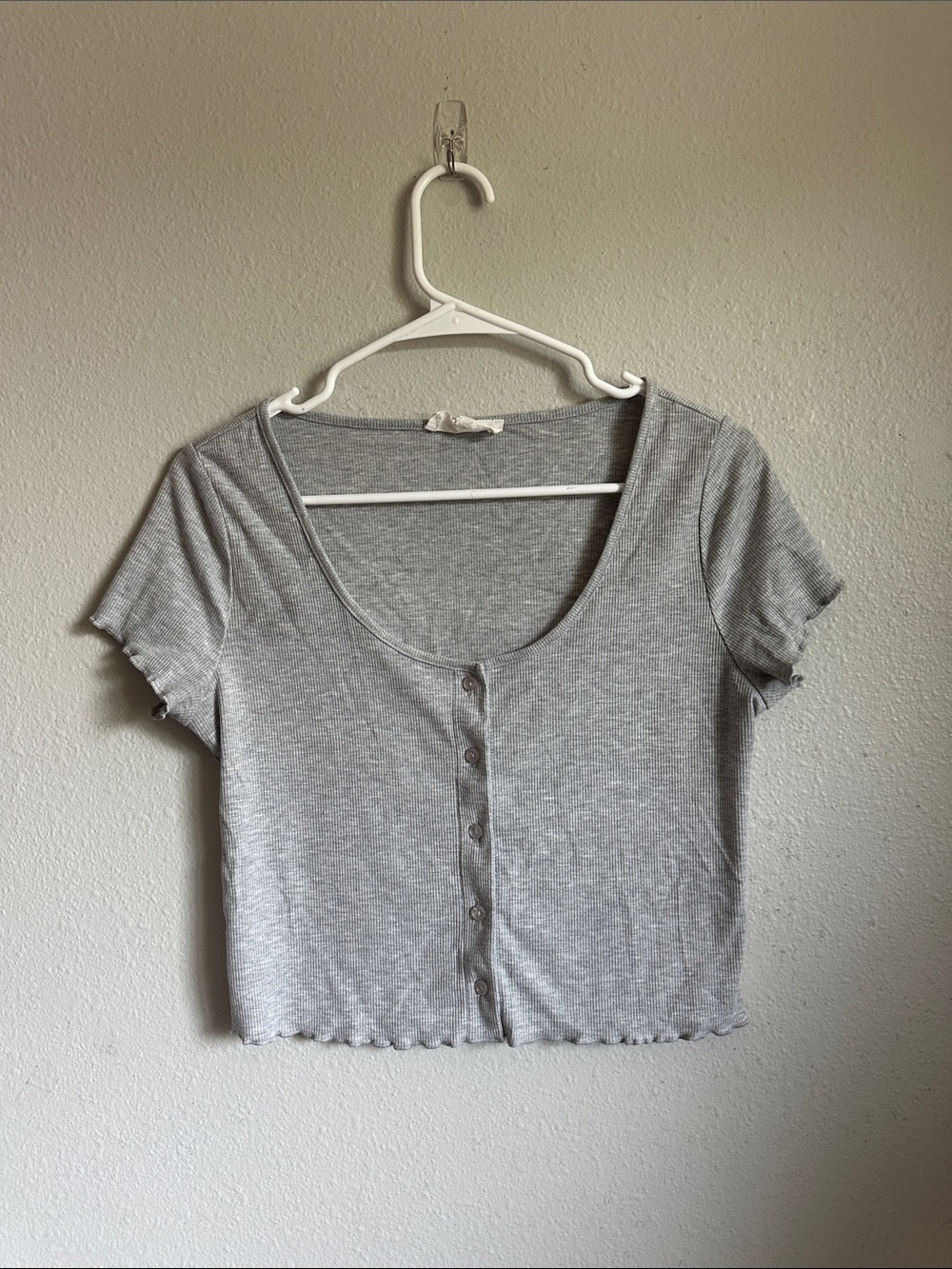 Women’s Gray Scoop Neck Button-Front Crop Top